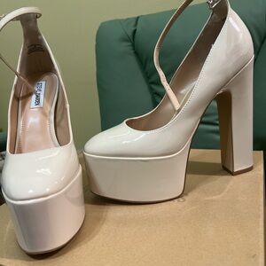 Steve Madden Skyrise Patent Platform Mary Jane Pumps